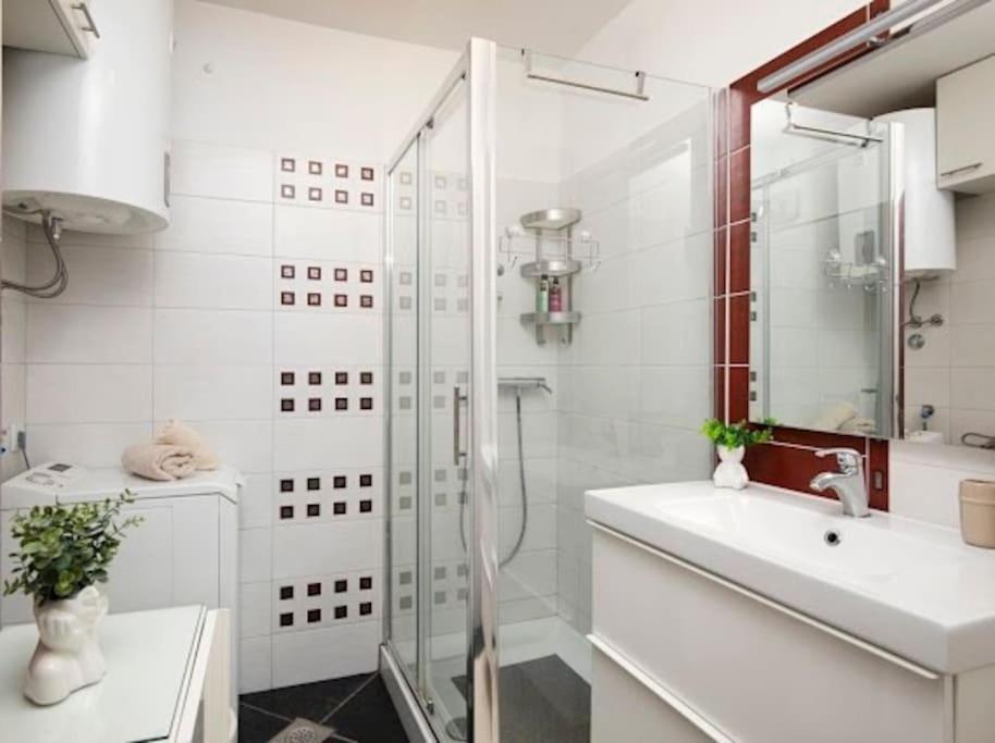 Apartman Moderan Stan U Centru Grada, Von Adelmann *